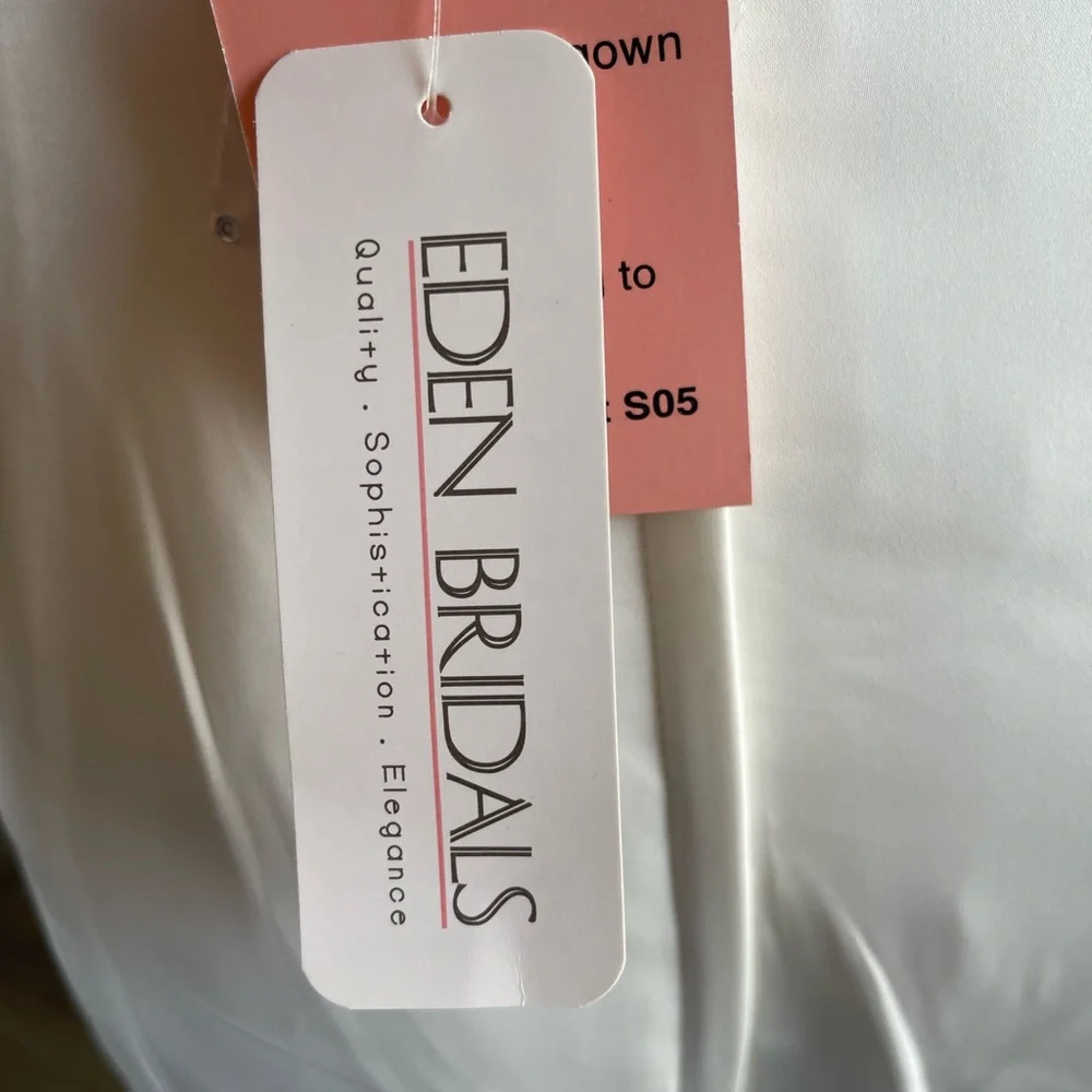 Wedding dress - Picture 10 of 13